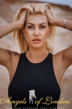 Russian Escort Maylena in black