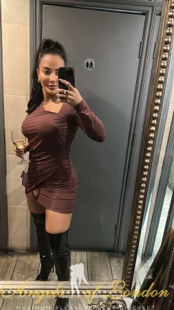 London escort Mentos mirror selfie