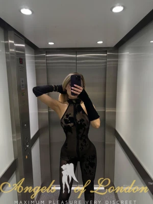Manzana (21) London Escort