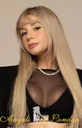 Blonde London escort Anser face