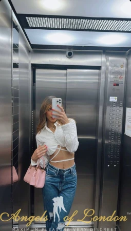 brazilian escort Milkshake selfie in elevator