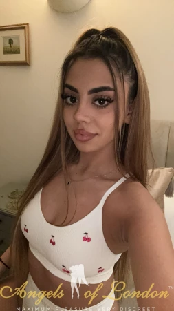 Kariena (19) London Escort
