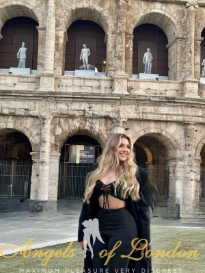 London escort Galeta outdoors
