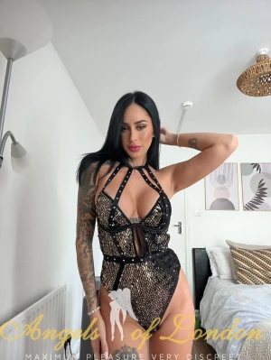Zari (26) London Escort
