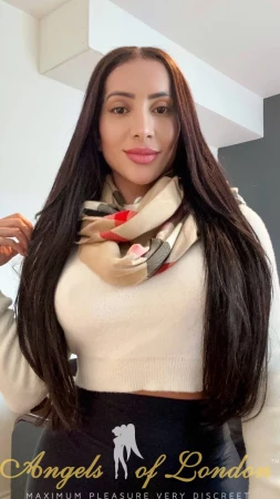 London escort Vermonta with a scarf
