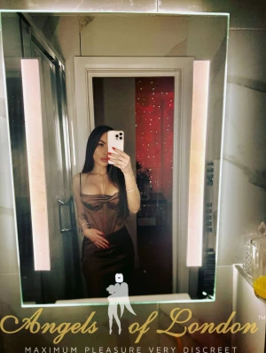 Mature escort Sunmelia mirror selfie