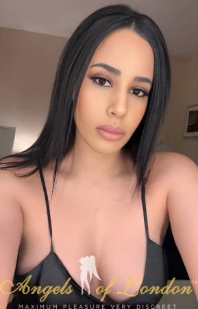 London escort Albertine face