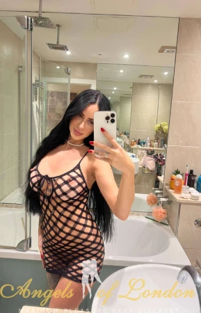 Zari (26) London Escort