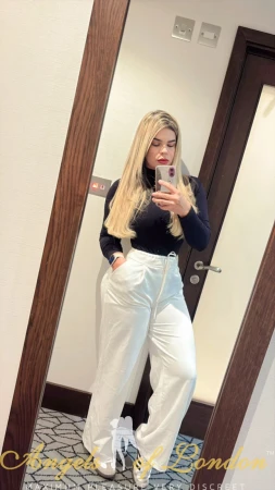 London Escort Kalina classy mirror selfie