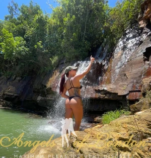London escort Helma in the water