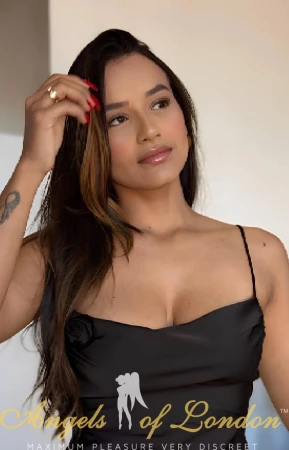 London escort Flavia face