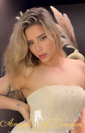 London escort Etella face