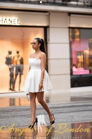 London escort Kuraga shopping