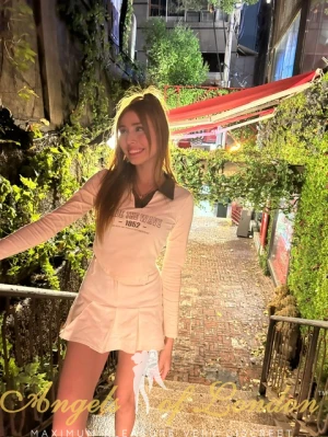 Brazilian escort Vilossa among plants