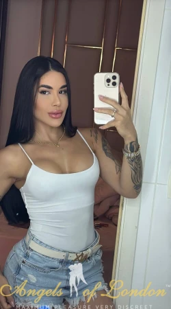 London escort Furonda mirror selfie