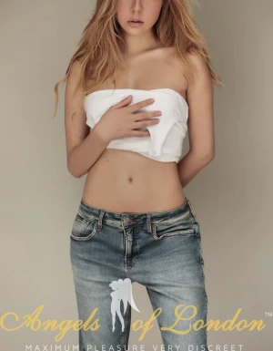 Elarin (21) London Escort
