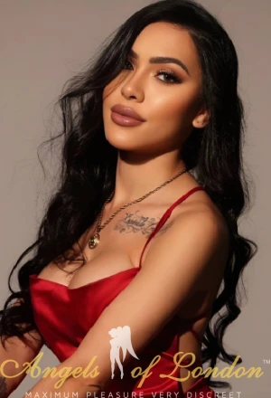 London escort Nomira face