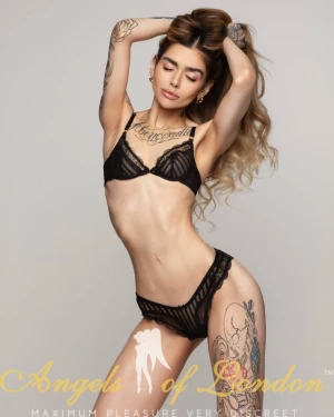 Mikami (21) London Escort