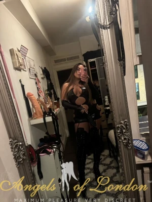 Cardi (19) London Escort