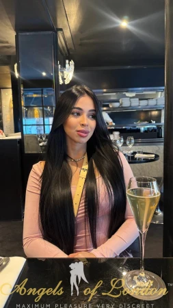 Omni (21) London Escort