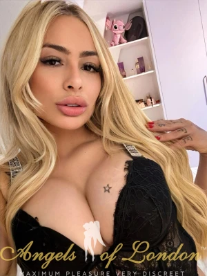 Cozy (24) London Escort