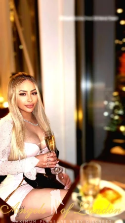 Cozy (24) London Escort