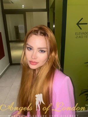 Mavie (24) London Escort