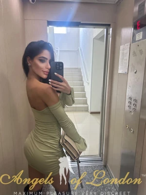 Roslyn (23) London Escort