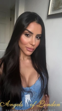 Roslyn (23) London Escort