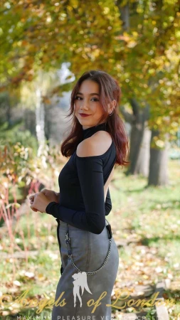 Yumi (21) London Escort
