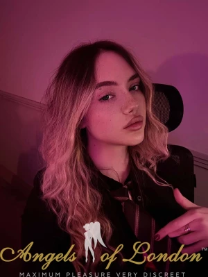 Apple (20) London Escort