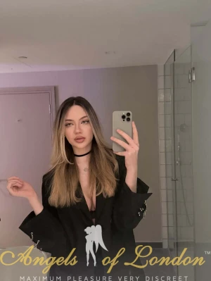 Apple (20) London Escort