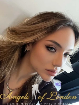 Apple (20) London Escort