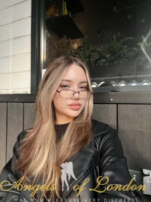 Apple (20) London Escort