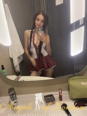 Minnie (26) London Escort