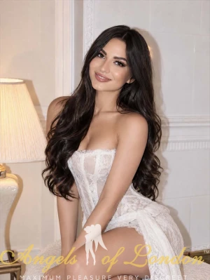 Karis (24) London Escort